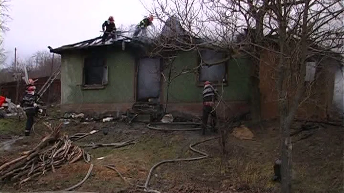 Incendiu PUTERNIC la o casă în Galaţi. Un bărbat şi mama sa au fost răniţi VIDEO