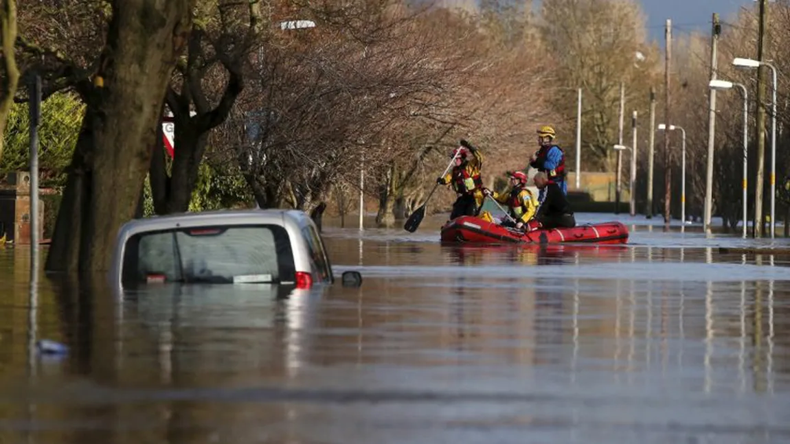 Inundaţii DEVASTATOARE în Marea Britanie. Sute de persoane, evacuate. Cameron vizitează zonele afectate