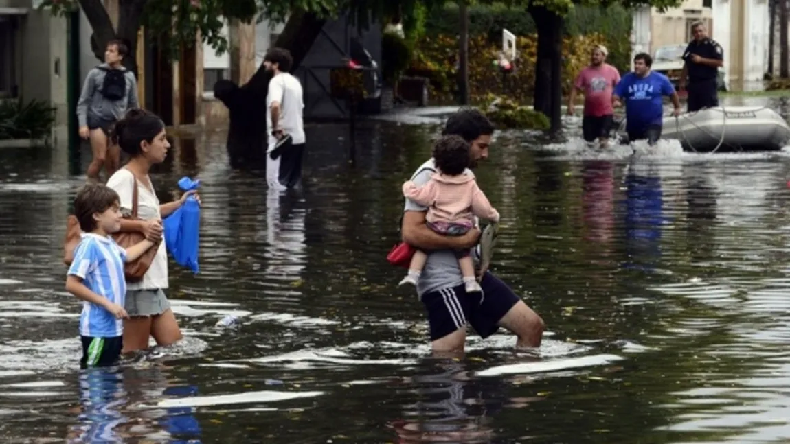 Ploile torenţiale fac ravagii în America de Sud. Zeci de mii de persoane, evacuate UPDATE