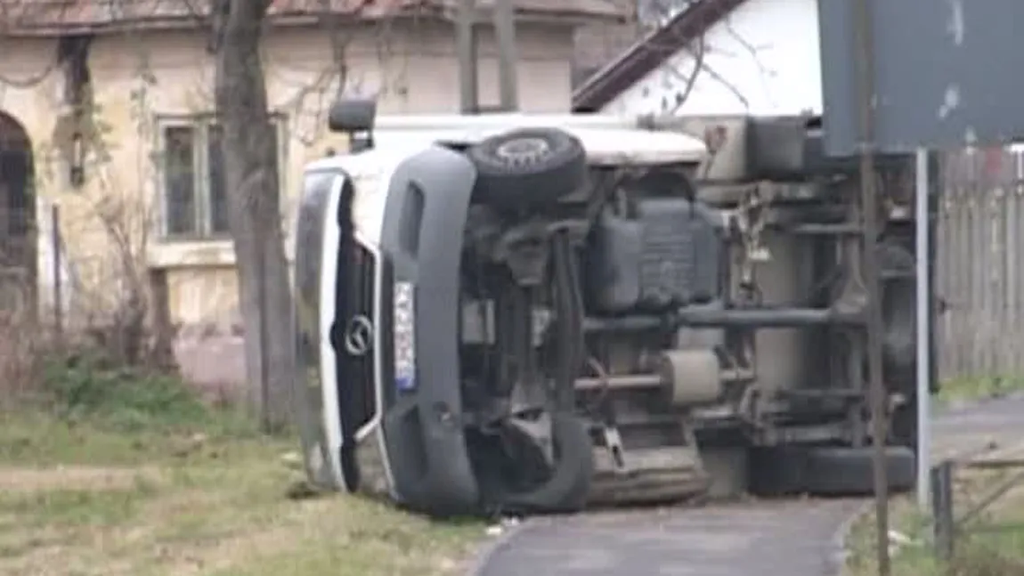 Accident în Argeş: O maşină plină cu ciocolată s-a răsturnat, după ce şoferul a adormit la volan