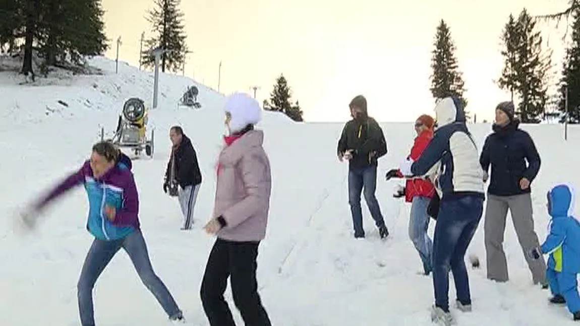 DISTRACŢIE la munte, de Ziua Naţională a României. Turiştii se bucură de prima zăpadă VIDEO