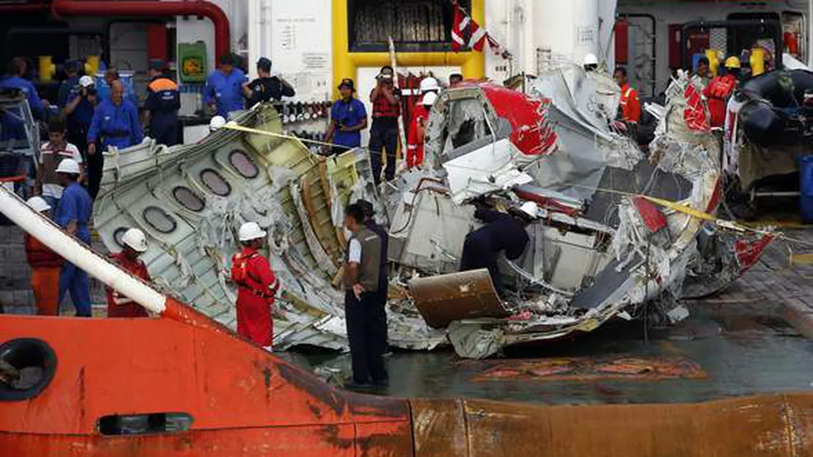 Avionul AirAsia prăbuşit în Marea Chinei de Sud: S-a descoperit FACTORUL MAJOR ce a provocat tragedia
