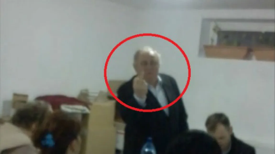 Un primar din Arad, GESTURI OBSCENE către un cetăţean. I se cere demisia VIDEO