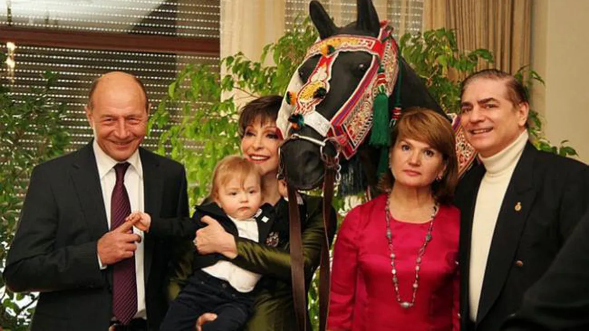 Traian Băsescu, întrebat pe Facebook despre reţinerea 