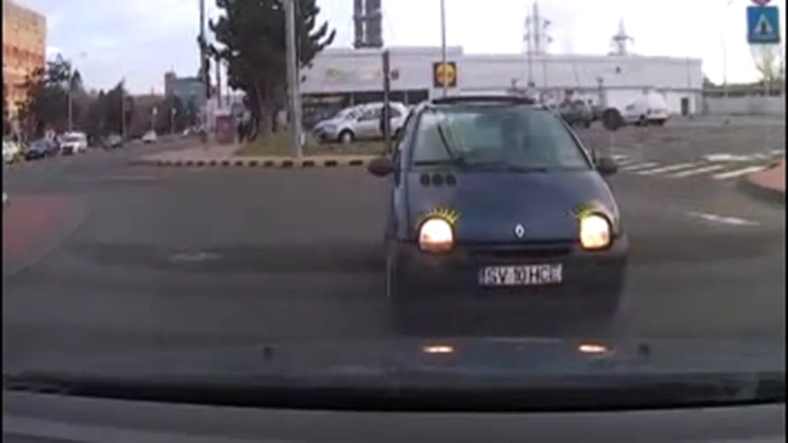 Culmea şofatului. Un şofer din Suceava a făcut sensul giratoriu cu spatele VIDEO