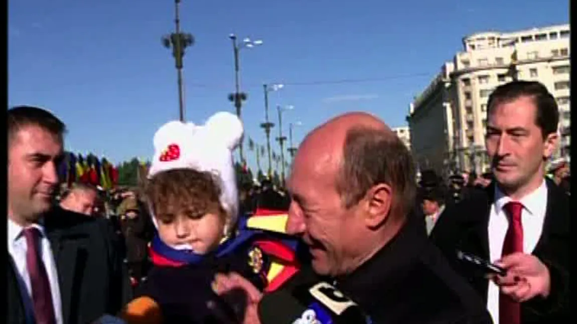 Traian Băsescu, alături de nepoţica Sofia Anais, la parada din Piaţa Constituţiei FOTO VIDEO