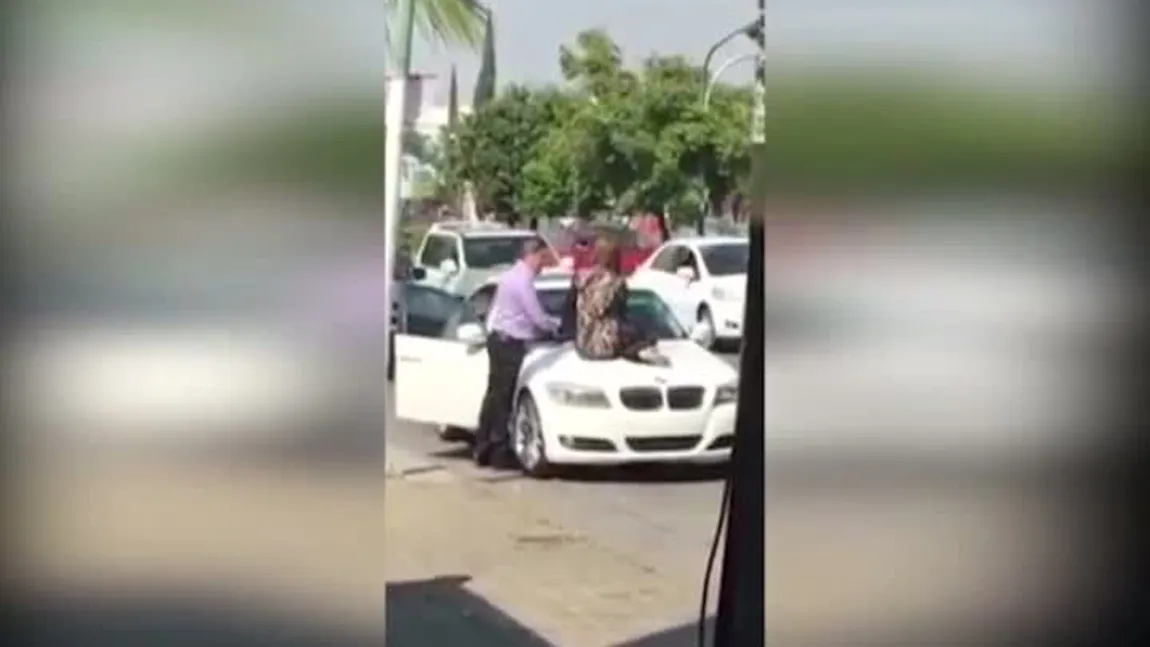 Reacţia unei femei atunci când îşi prinde soţul în maşină cu amanta VIDEO