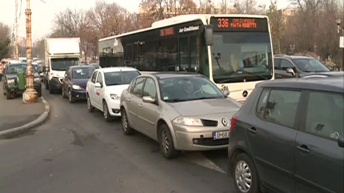 ASFALT SURPAT în Bucureşti. Trafic de coşmar în zona Eroilor, după ce circulaţia a fost restricţionată VIDEO