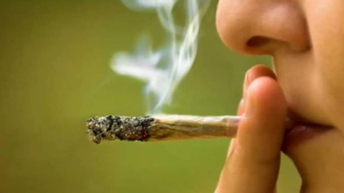 STUDIU: Câţi adolescenţi fumează marijuana în România. Cifre ALARMANTE