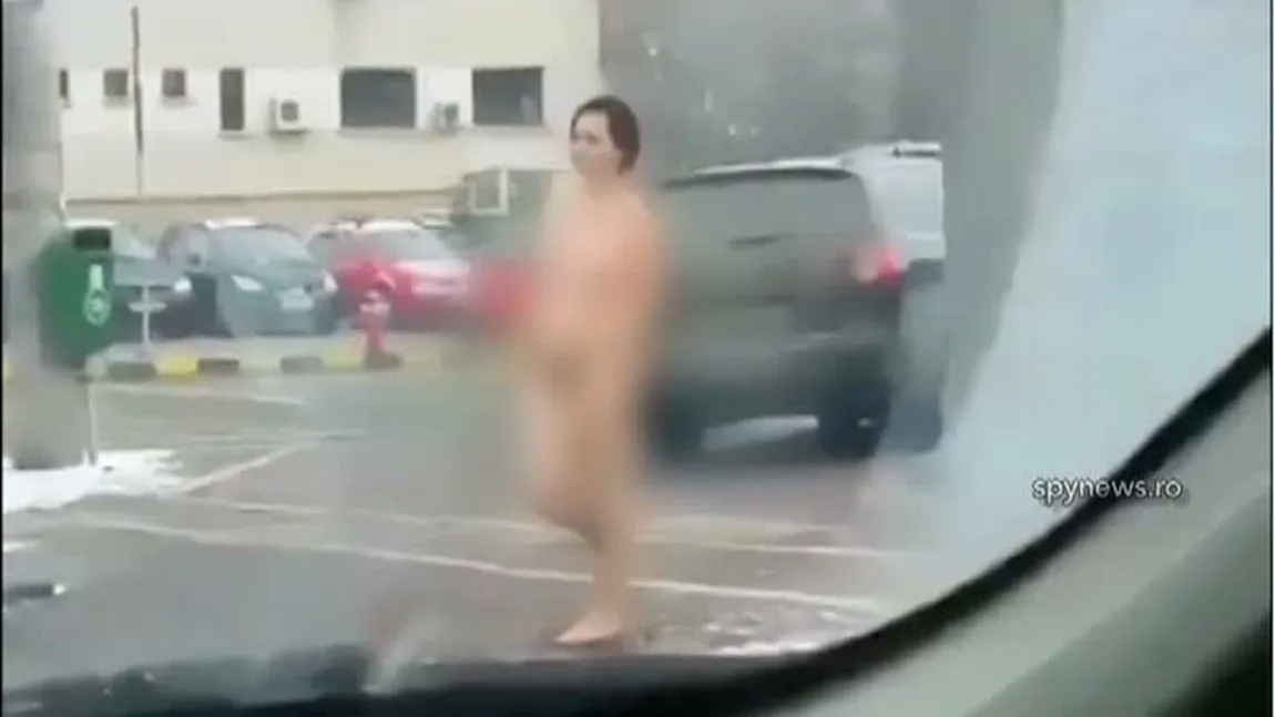 Imagini incredibile în Suceava. O femeie GOALĂ, surprinsă pe stradă VIDEO
