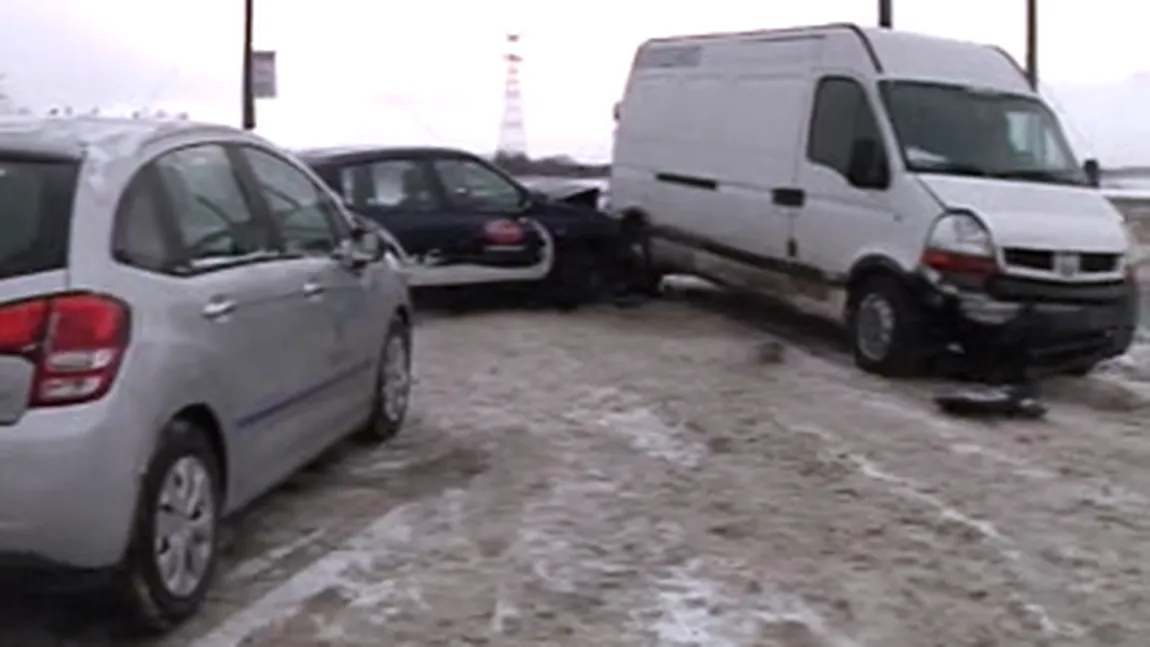 Accident în Galaţi. O dubă scăpată de sub control a lovit frontal altă maşină VIDEO