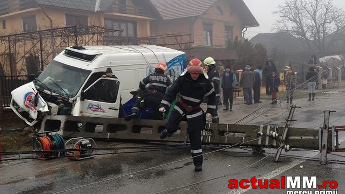 ACCIDENT în Maramureş. Un şofer s-a izbit cu maşina de un stâlp