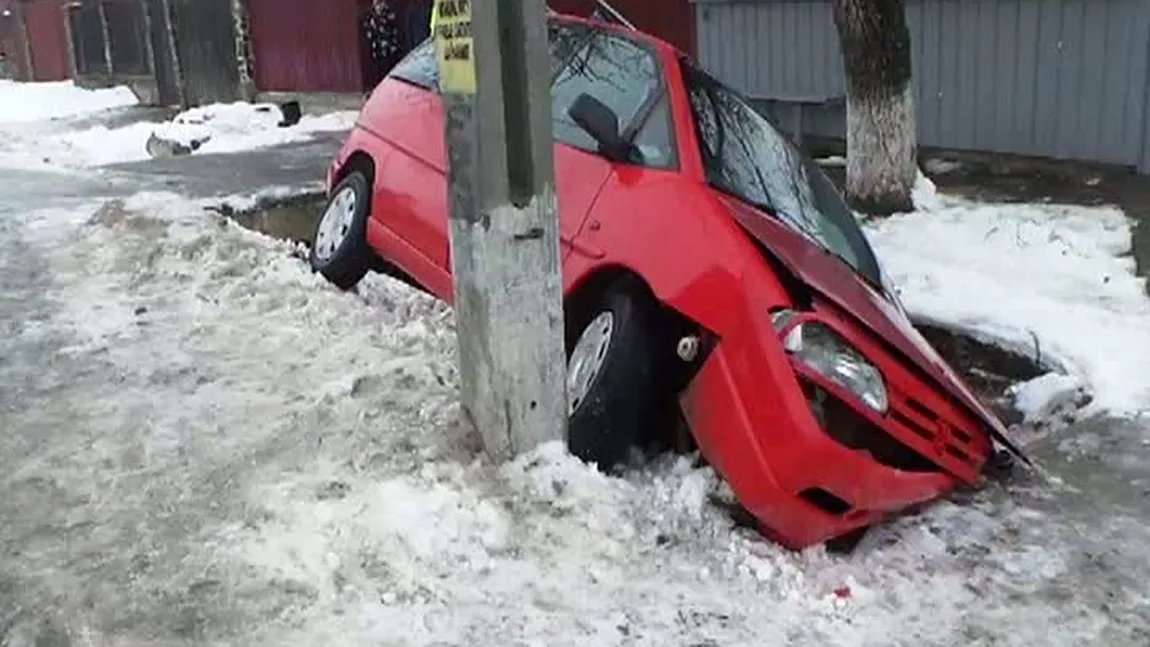 Accident din cauza poleiului. Şase persoane, printre care şi o gravidă, au ajuns la spital VIDEO