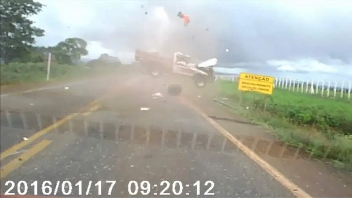Accident spectaculos în Brazilia: Şoferul şi un pasager au supravieţuit în mod miraculos VIDEO