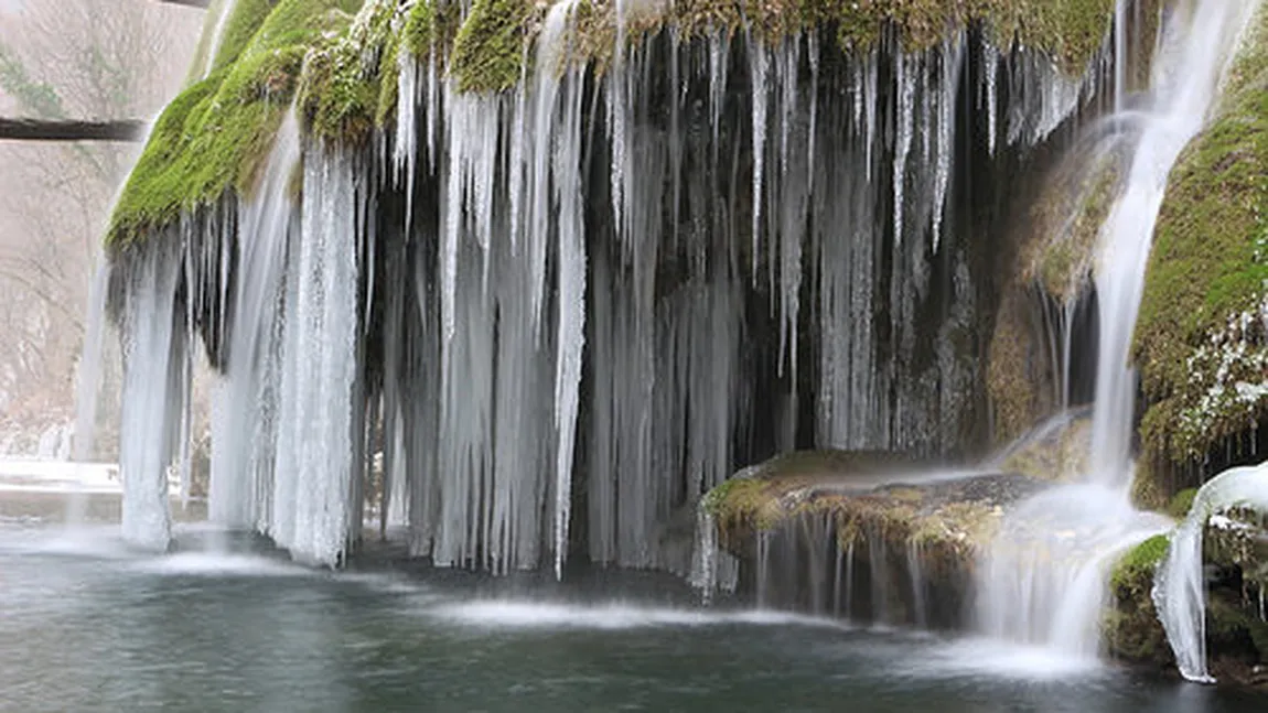 Iarna sculptează peisaje de basm. Cum arată cascada Bigăr în miez de iarnă FOTO&VIDEO