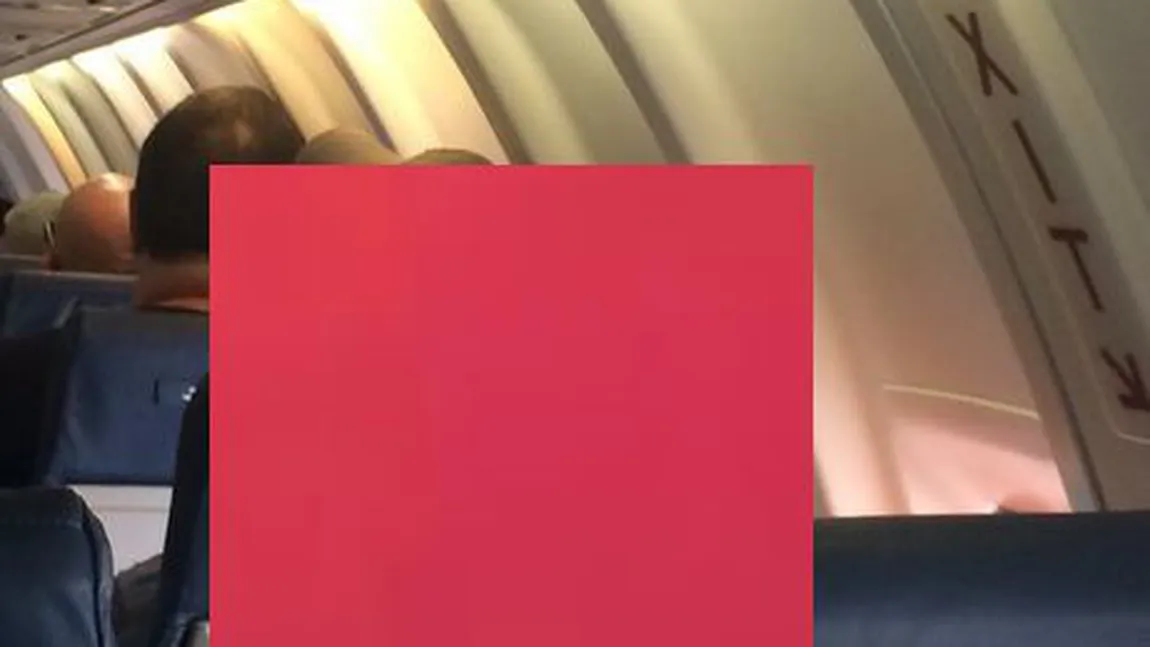 Nu-i venea să creadă cine stă în faţa lui, în avion. A făcut imediat o poză şi a postat-o pe net FOTO