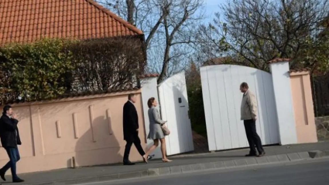 Doi turişti care fotografiau casa lui Iohannis din Sibiu, duşi la Poliţie
