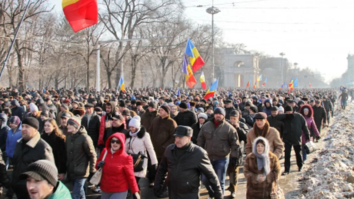 A treia zi de proteste la Chişinău. Manifestanţii au mers la sediul televiziunii Moldova 1