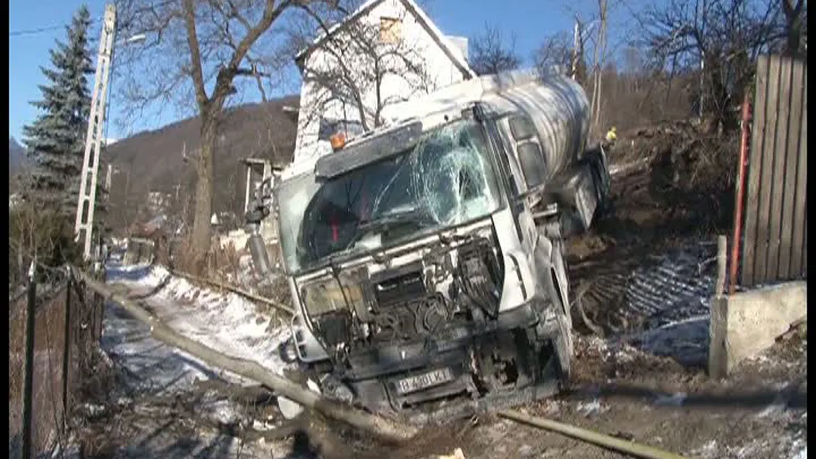 Cisternă răsturnată pe DN1. Circulaţia în zonă a fost blocată