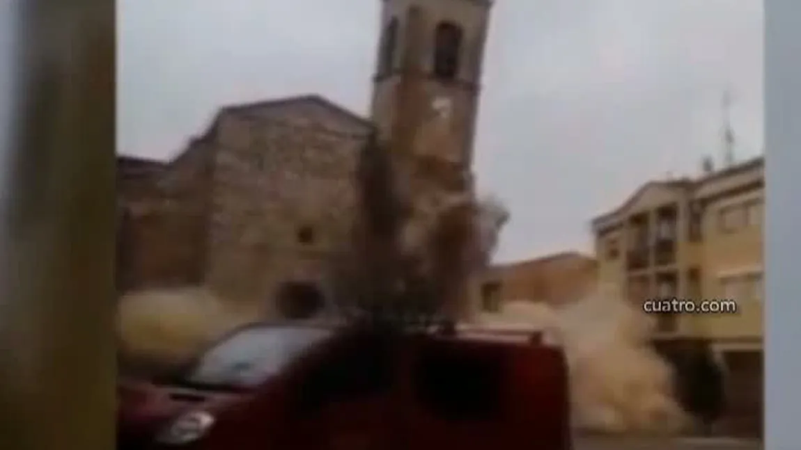 Clopotniţa unei biserici vechi din Spania s-a prăbuşit sub privirile îngrozite ale trecătorilor VIDEO