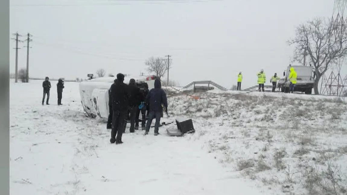 ACCIDENT din cauza vremii. O dubă în care se aflau un deţinut şi doi poliţişti s-a răsturnat