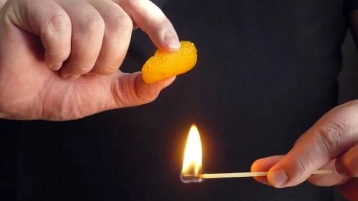 A luat coajă de portocală şi a stors-o într-o flacară de lumânare. Efectul este unul NEAŞTEPTAT VIDEO