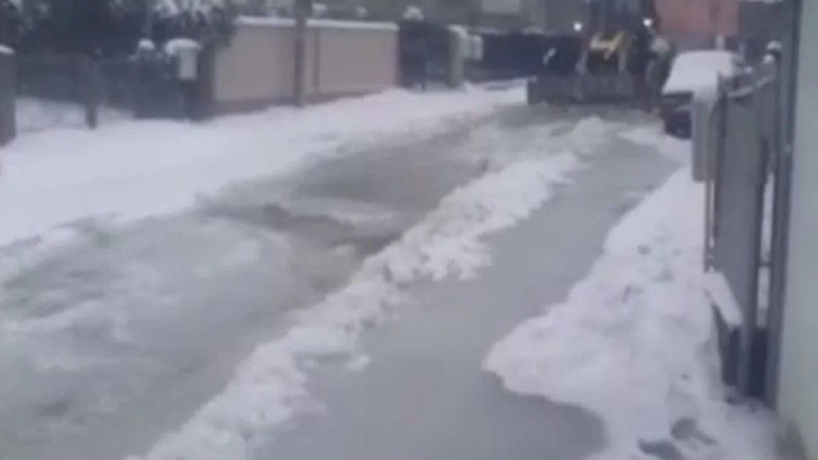 Pericol public. O conductă spartă a transformat în patinoar o stradă din Moreni VIDEO