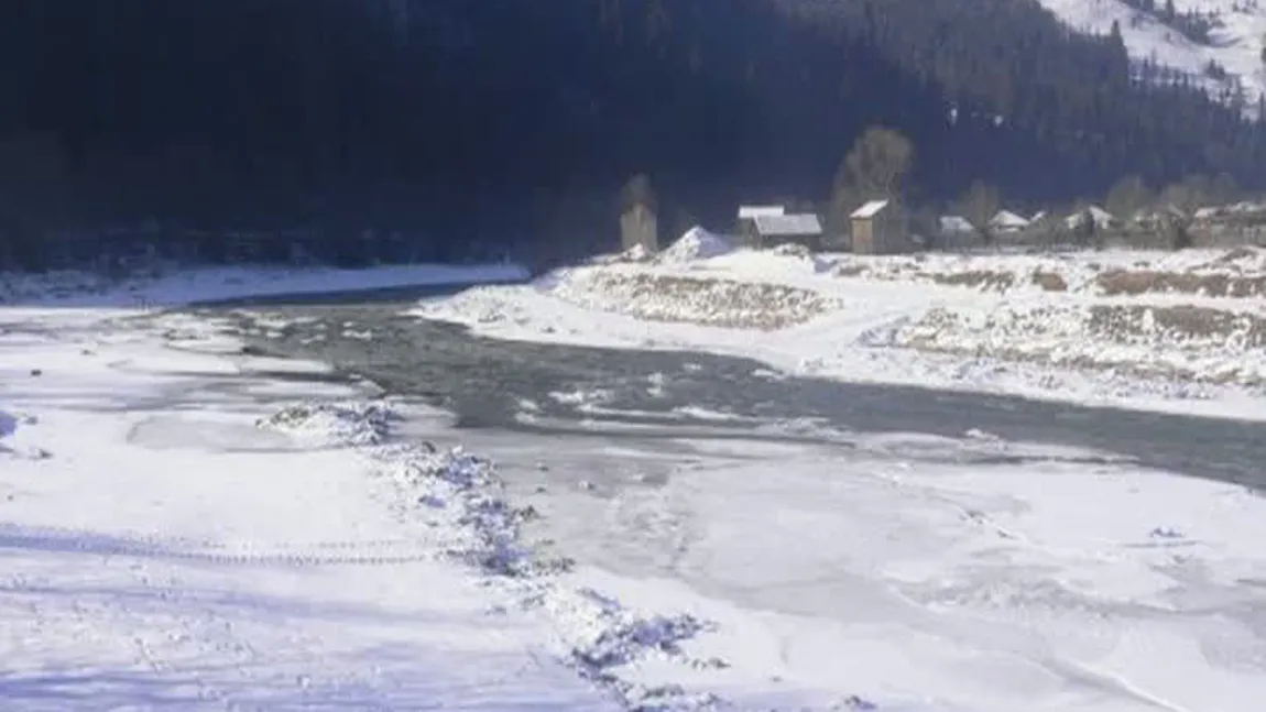 Fenomen inedit pe râul Bistriţa. Statul de gheaţă se întinde pe o lungime de peste 16 km VIDEO