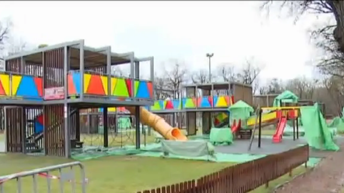 Joaca în parc, interzisă pe timpul iernii. Vezi în ce oraş din România copiii nu au voie în topogane