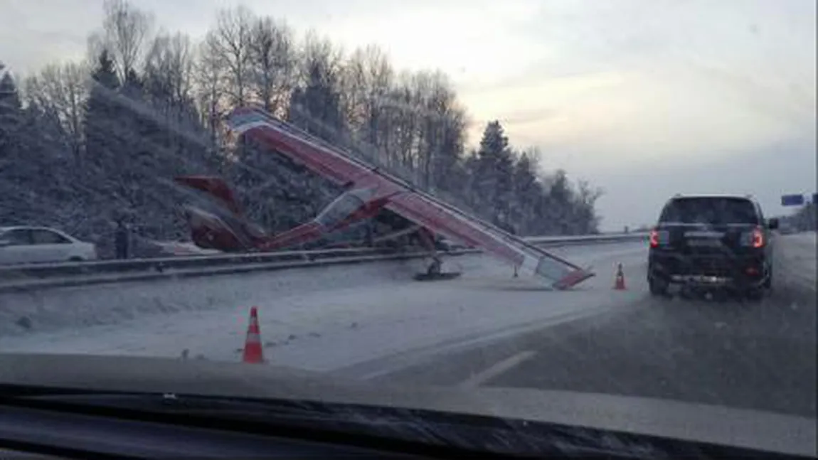 Un avion a aterizat pe o autostradă din Rusia