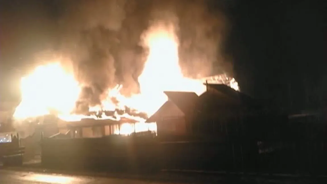Incendiu violent în Suceava. O familie a rămas pe drumuri VIDEO