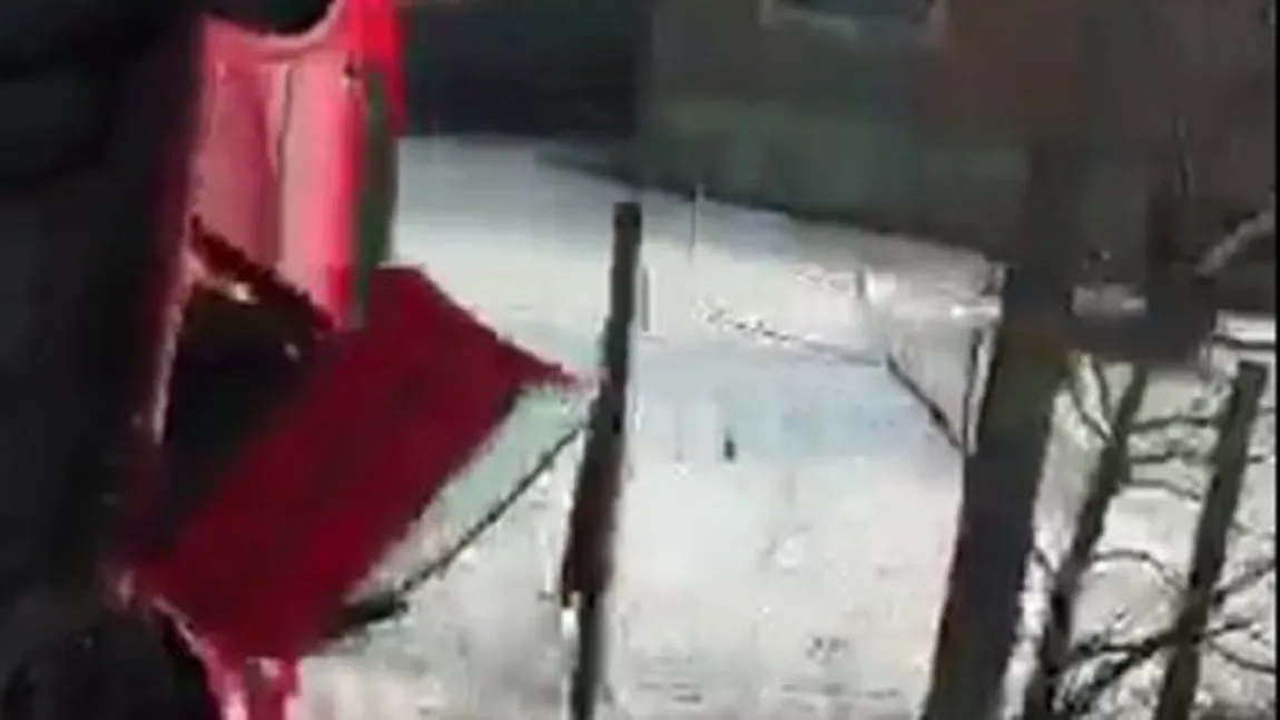Accident SPECTACULOS în Sighetu Marmaţiei. O maşină a rămas înfiptă într-un şanţ VIDEO