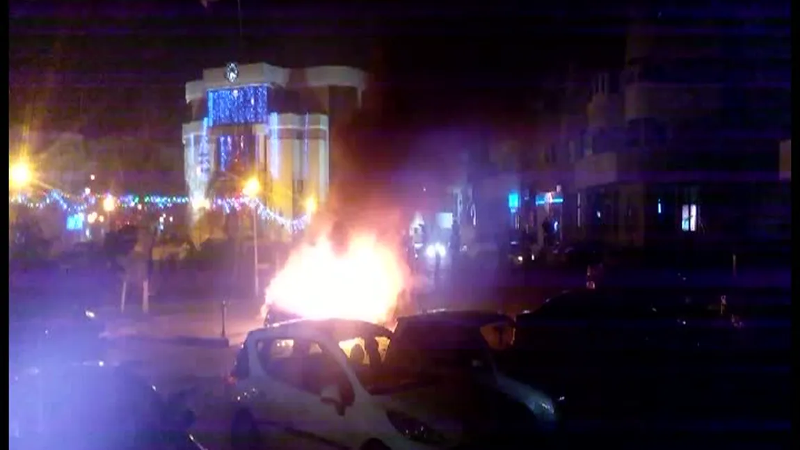 O maşină a fost cuprinsă de flăcări în Constanţa. Şoferiţa a reuşit să se salveze în ultima clipă