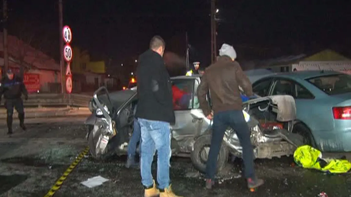 Accident în Argeş: Trei maşini s-au ciocnit în lanţ. Şoferul şi soţia lui gravidă, încarceraţi VIDEO