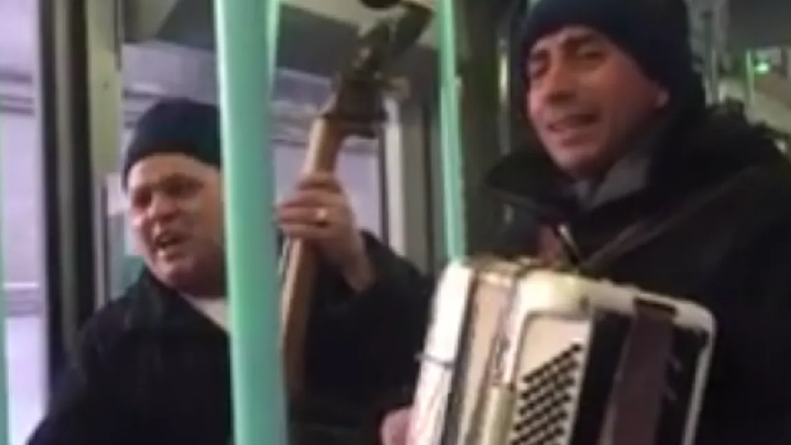 VIRALUL ZILEI. Doi lăutari români au făcut SENZAŢIE într-un tramvai din Geneva VIDEO