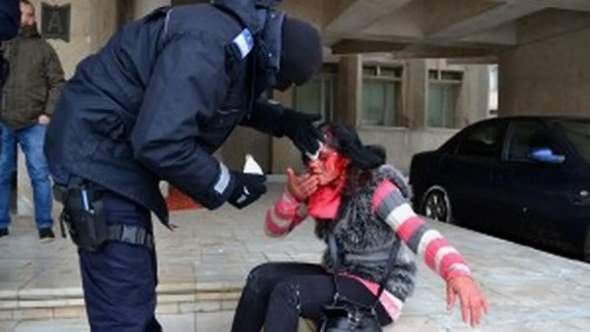 Scene şocate la Satu Mare. O femeie a fost desfigurată cu o şurubelniţă de iubitul său VIDEO