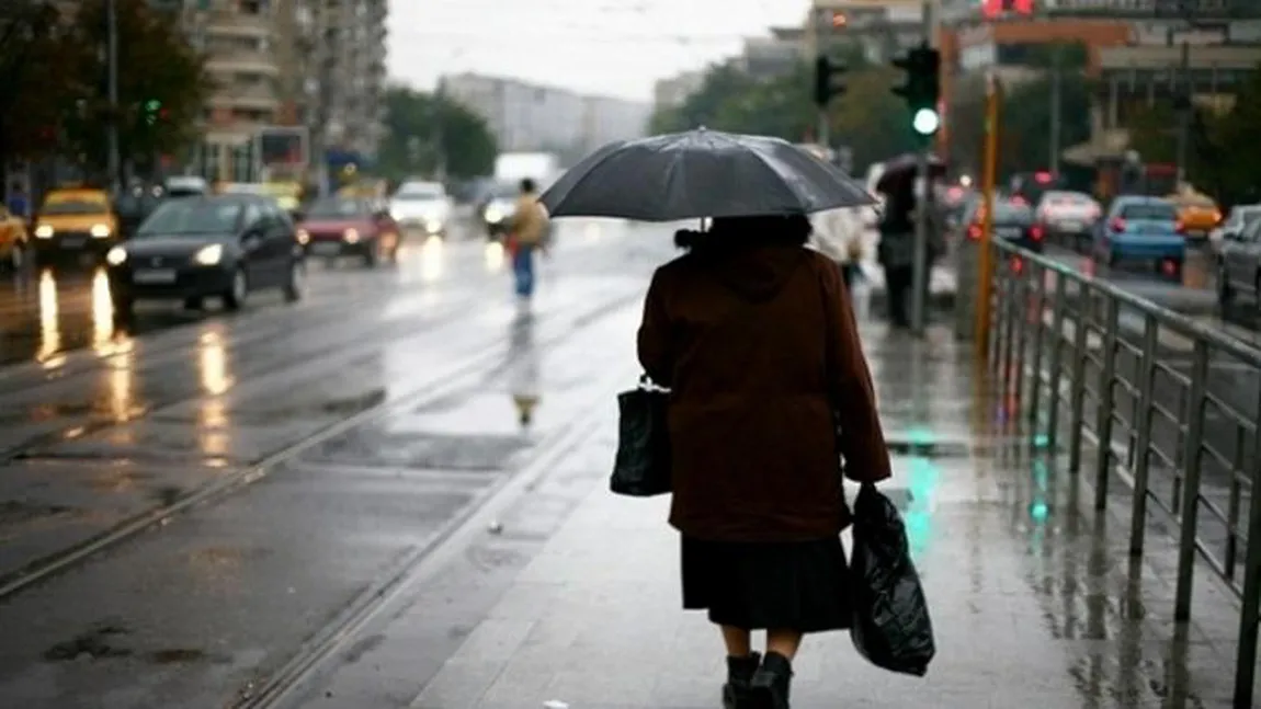 PROGNOZA METEO pentru URMĂTOARELE ZILE. Meteorologii anunţă ploi, lapoviţă şi ninsoare