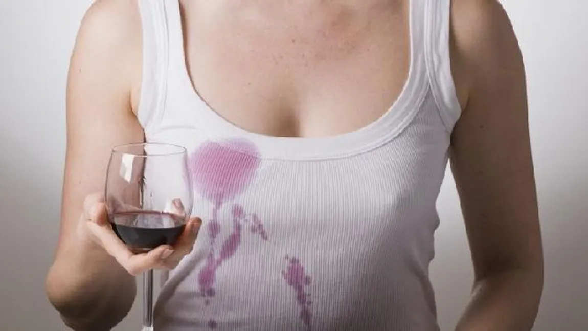 Ştiai că petele de vin roşu se îndepărtează uşor cu vin alb?