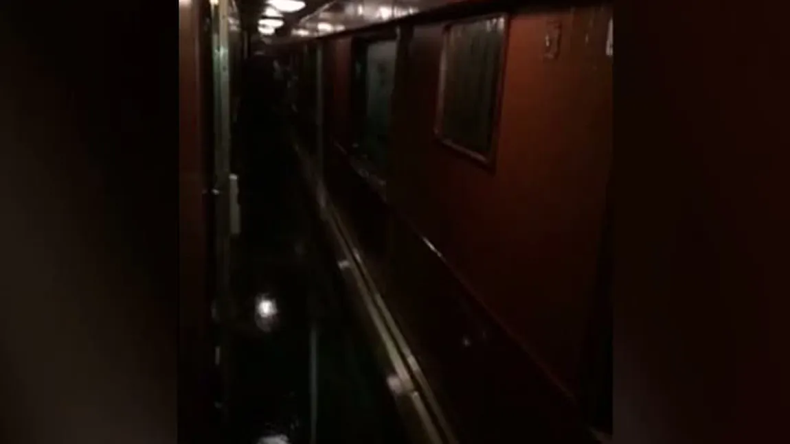 SCANDAL ÎN TREN. În vagoanele de dormit a început să plouă VIDEO