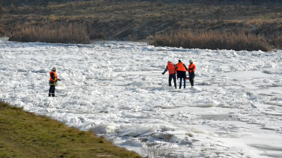 Salvare contracronometru pe un râu îngheţat din Lugoj. Un bărbat a rămas blocat printre sloiuri VIDEO