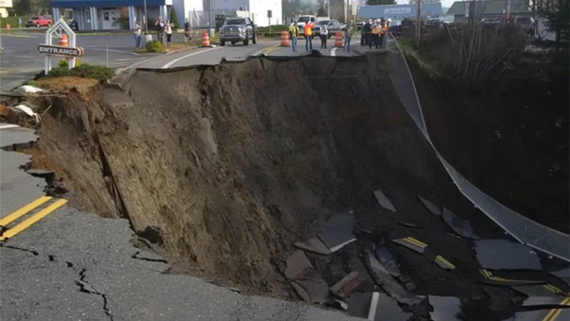 Groapă imensă pe o autostradă din SUA. Carosabilul s-a surpat din senin VIDEO