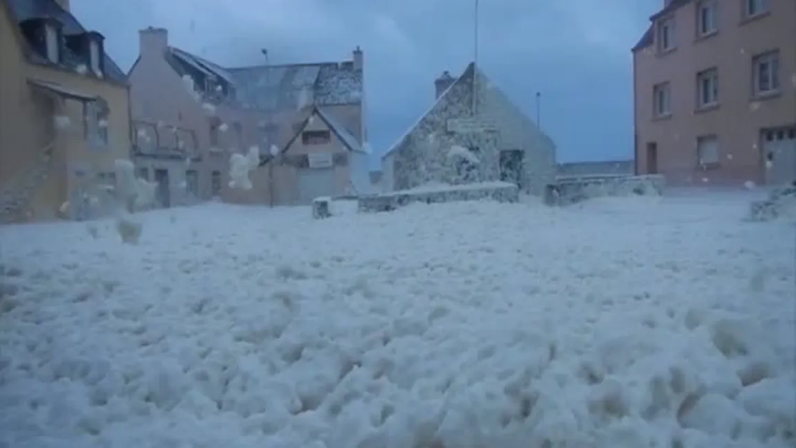 Fenomen meteo spectaculos pe ţărmul Franţei. Un oraş a fost lovit de o furtună de spumă VIDEO