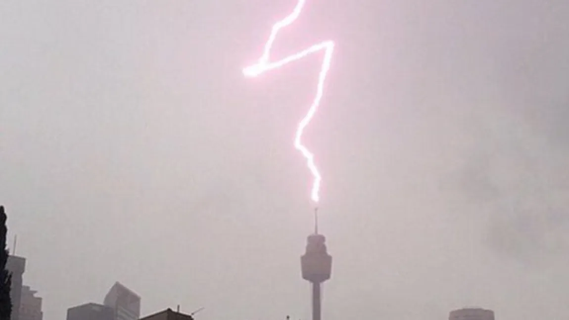 Turnul din Sydney, lovit de fulger. Imagini spectaculoase surprinse chiar în momentul declanşării VIDEO