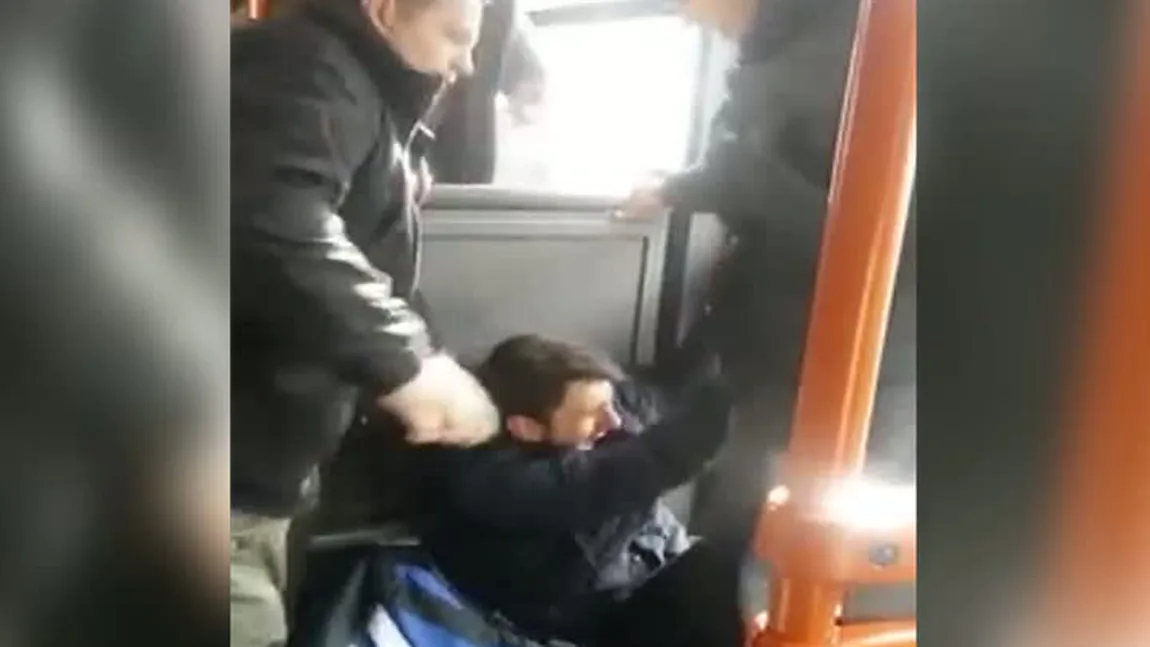 Călător agresat de controlorii RATB în autobuz, în Capitală VIDEO