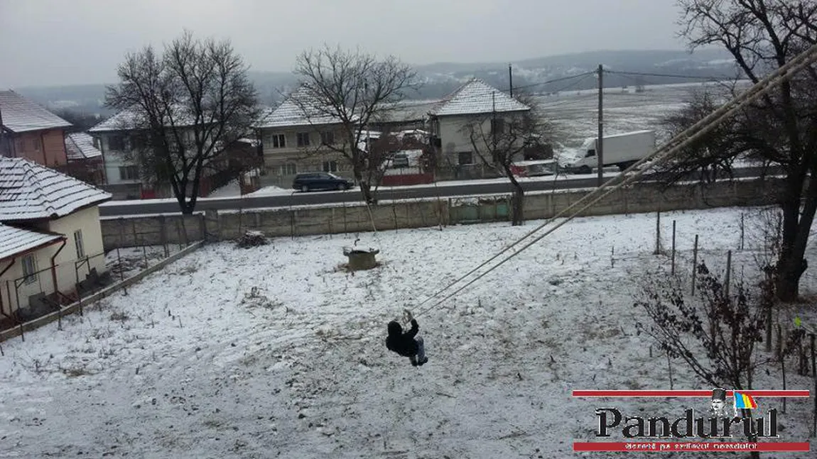 Sport extrem în curtea casei: Un bărbat şi-a construit o tiroliană VIDEO
