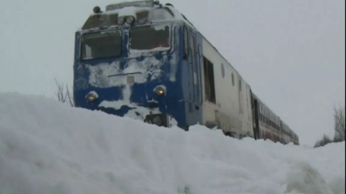 Trenurile au avut întârzieri de zeci de minute din cauza vremii. O garnitură a rămas blocată în nămeţi în Călăraşi