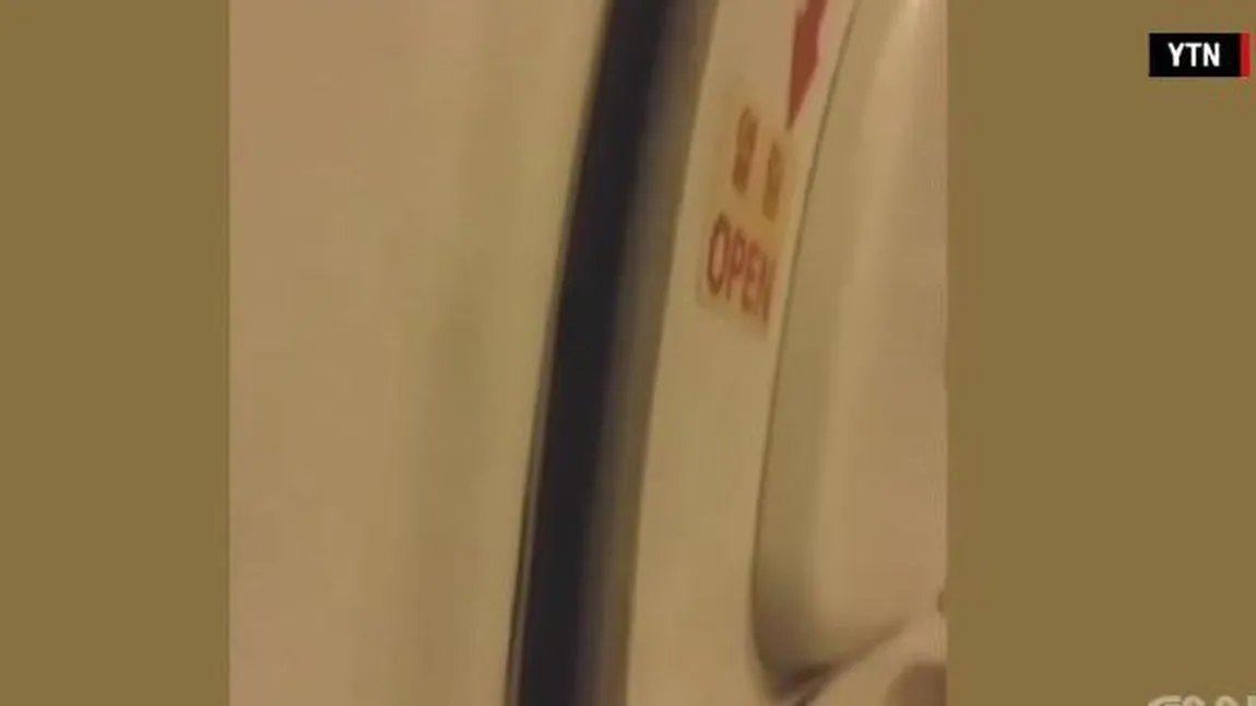 Un avion de linie sud-coreean a zburat cu o uşă deschisă. Un pasager a filmat incidentul VIDEO