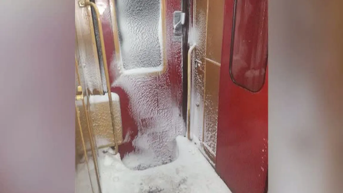 CĂLĂTORII de coşmar cu trenul în România. În ce condiţii sunt nevoiţi să circule oamenii iarna