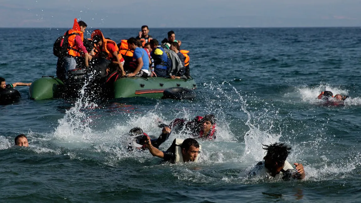 Sute de migranţi salvaţi din largul insulei greceşti Lesbos de o navă Frontex
