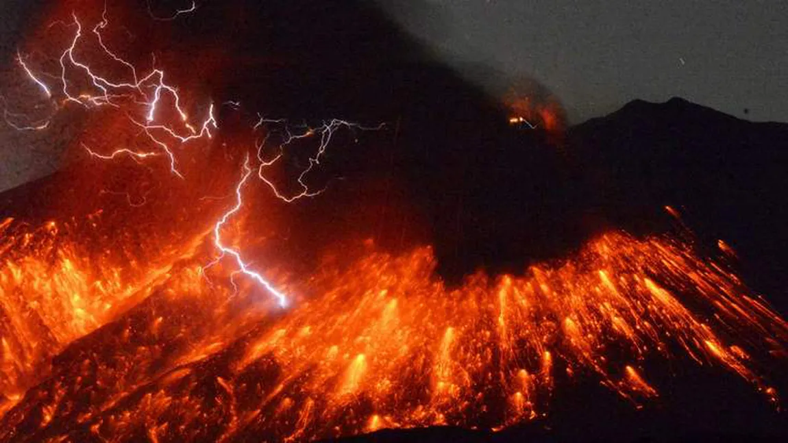 Alertă în Japonia! Un vulcan aflat în apropierea centralei nucleare de la Sendai a erupt  VIDEO